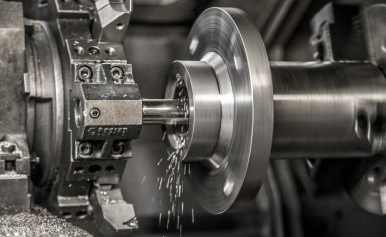 Drehmaschine bearbeitet ein Werkstück aus Metall